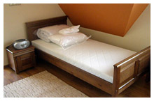 łóżko pojedyncze z drewna