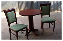 stolik drewniany z krzesłami